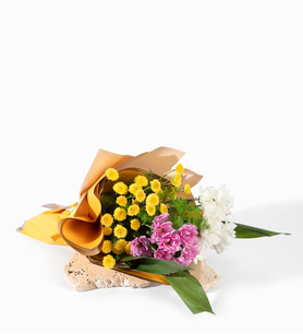 Sarı Buket Kağıdında Papatyalar ve Kasımpatılar